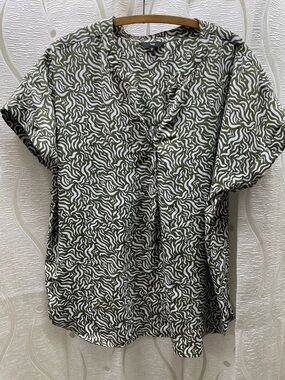 Tag Blouse Womens XL Olive Green White Zebra Print Short Sleeve V-Neck Excellent